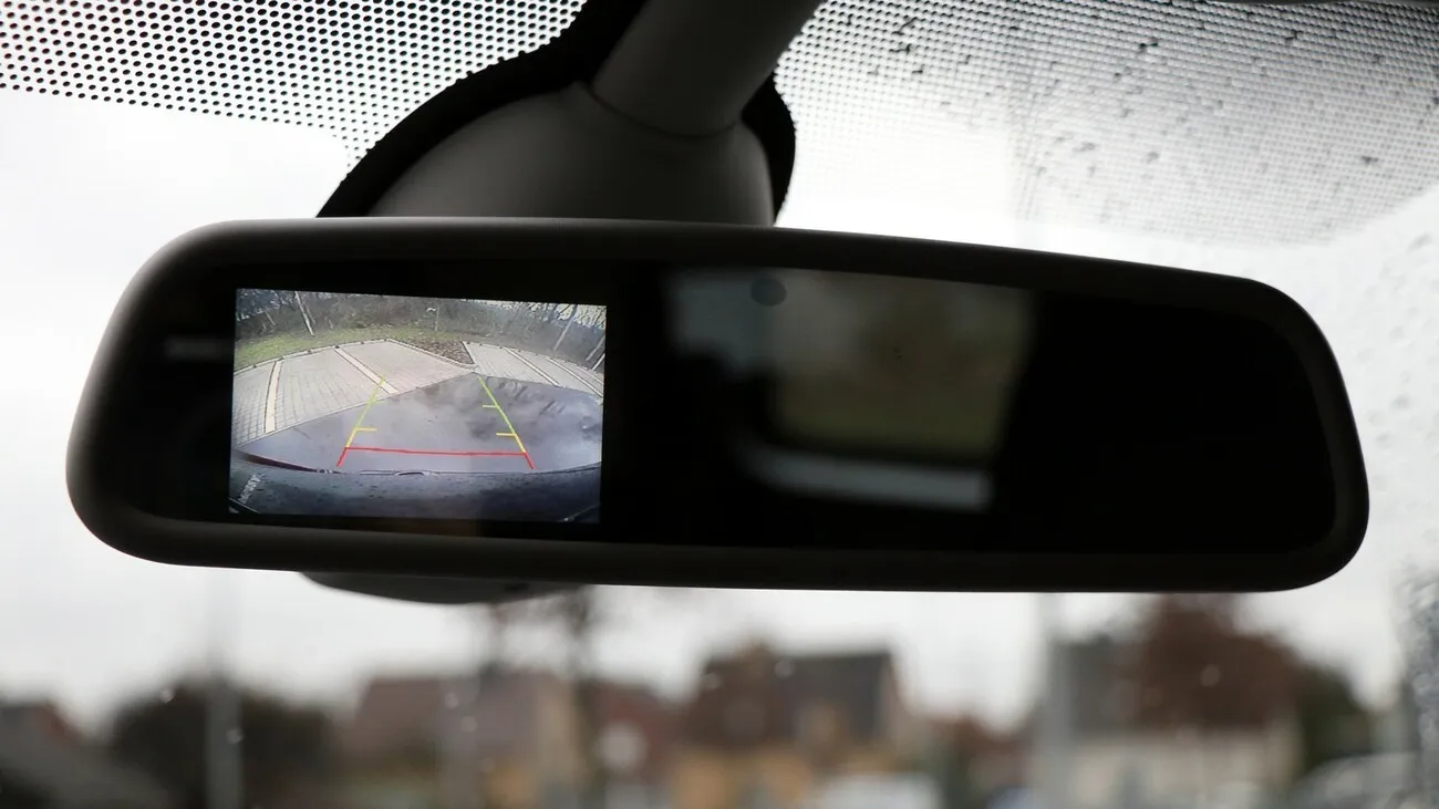 Nahaufnahme des Rückspiegels mit integrierter Rückfahrkamera.